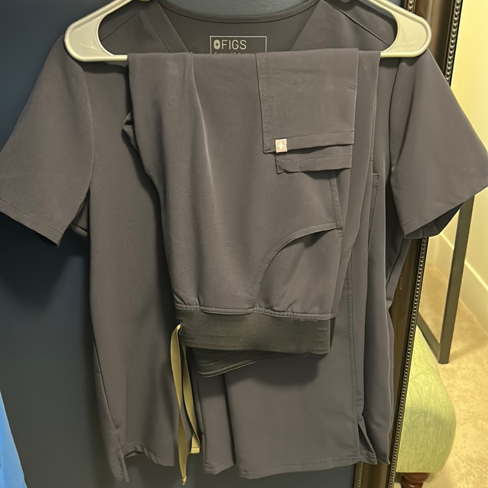 Figs set too and bottom women’s medium dark gray, pants olive green draw string